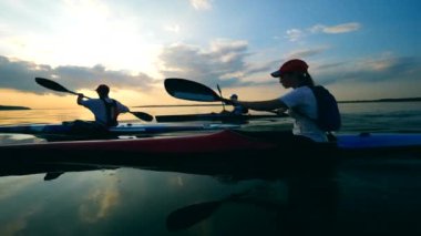 Kanolarda yüzen kürekçilerin yan görünümü