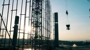 Crane bir ev inşa ederken inşaat parçalarını taşıyor.