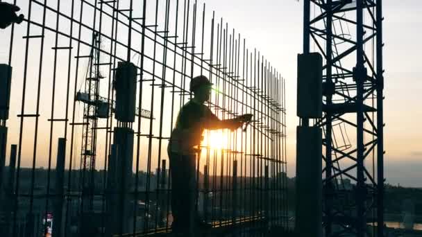 Workers move metal poles while building a house on a site. — Stock Footage Workers move metal poles while building a house on a site. Video Clip