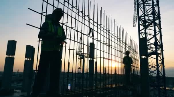 La gente lavora in un cantiere, costruisce una casa . — Video Stock