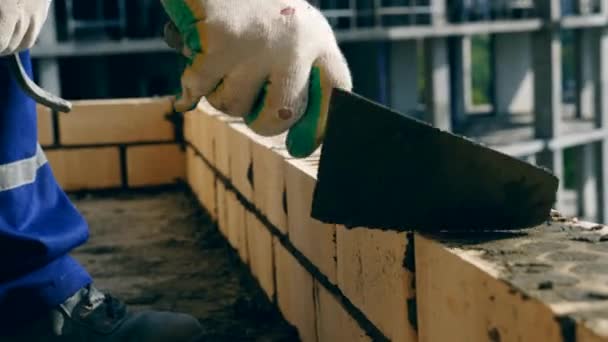 Jedna osoba używa noża Paleta do świeckich cegieł. — Wideo stockowe