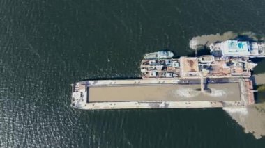 Su üzerinde çalışan kum çıkarma makinesi.