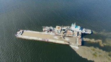 Su üzerinde kum çıkarma işlemi.