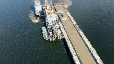 Kum ile Mavna su üzerinde çalışır.