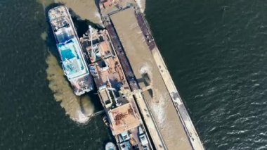 Tekne ve mavna çıkarma yerinde kum ile çalışıyor. Kum çıkarma.