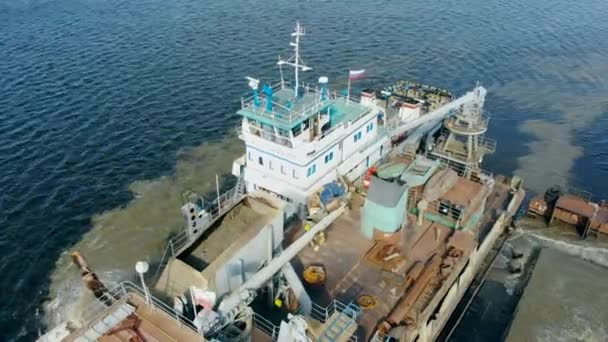 Grande péniche travaille avec du sable sur l'eau . — Video