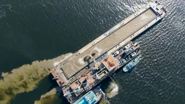 Une péniche qui travaille sur l'eau, extrait du sable. Extraction industrielle de sable sur une rivière . — Video