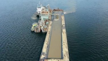 Su üzerinde çalışan kum çıkarma makineleri.