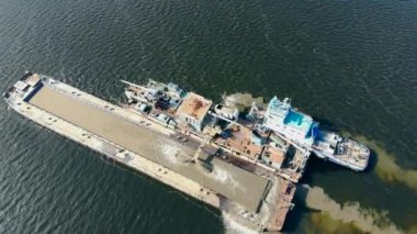 Tekneler ve su üzerinde bir mavna özü kum.