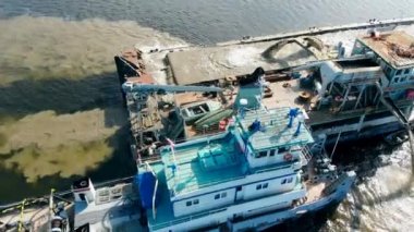 İş makineleri su üzerinde kum ayıklamak.