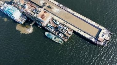 Nehirde bir mavna çalışıyor, kum çıkarıyor..