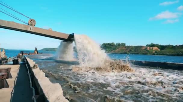 Arena extraída del agua en una barcaza . — Vídeos de Stock