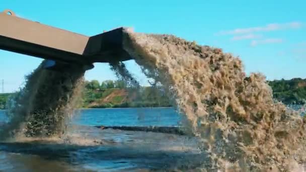 Člun se stříkající vodou na místě extrakce písku. — Stock video