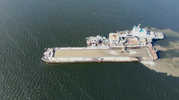 Een boot werk op water, het extraheren van zand. — Stockvideo