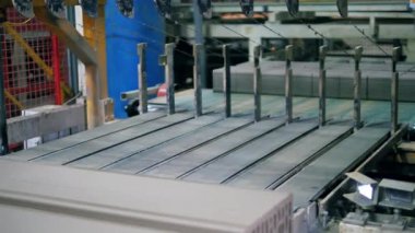 Fabrika makinesi tuğla içine çimento keser.