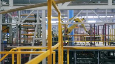 Robotik kol bir bitkide birçok tuğla hareketli.