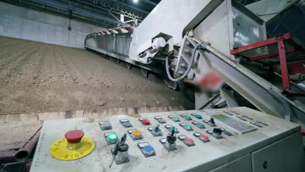 A machine works with rubble at a plant. — Stock Video