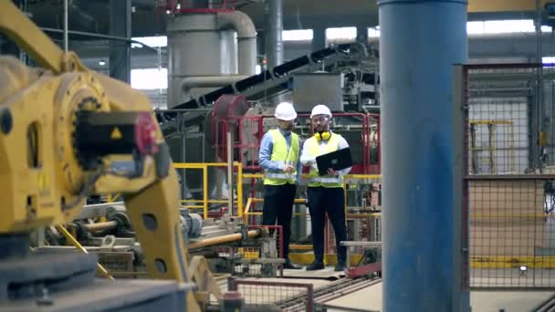 Profesyonel mühendisler bir tuğla fabrikasında ekipman kontrol. — Stok video