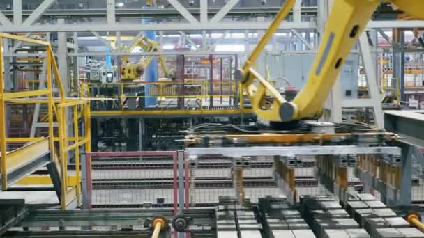 Fabriksmaskiner som arbetar med tegelstenar på en linje. — Stockvideo