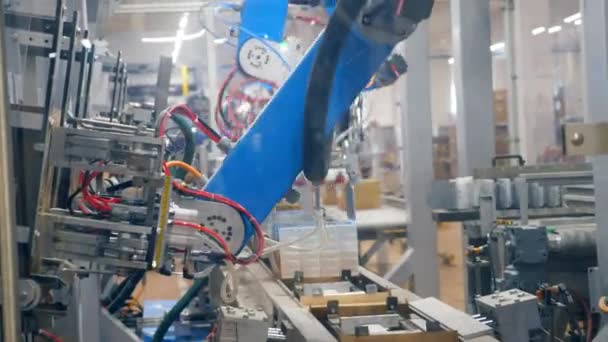 Fabrikkomplex produziert und verpackt Kartons. moderne Roboterfabrikausrüstung. — Stockvideo