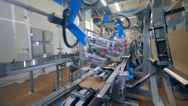 Máquina de fábrica está produzindo caixas de papelão — Vídeo de Stock