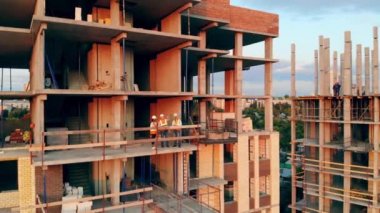 Yüksek katlı bina, içinde mühendislerin dikdurması ile devam ediyor