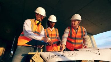 Mimarlar grubu düzenleri tartışıyor