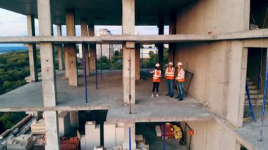Kentsel bina içinde duran bir grup mimar ile devam ediyor