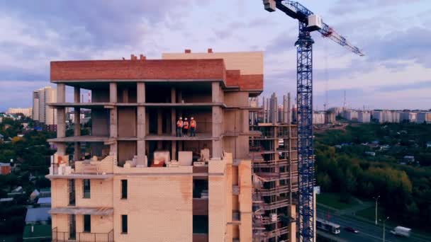 Construção da cidade em andamento com técnicos falando nele — Vídeo de Stock