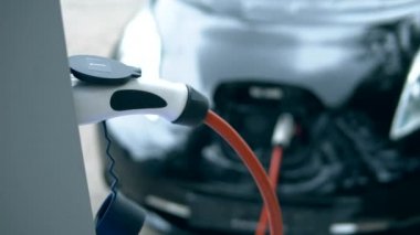 Şarj ekipmanları elektrikli araba ile çalışır.