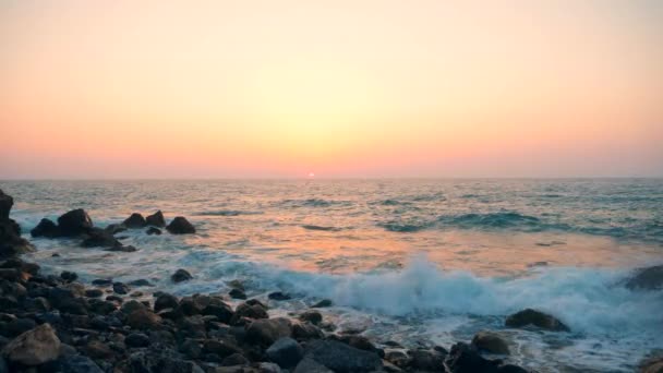 Gün batımı su manzarası ve köpüklü dalgalar ile deniz — Stok video