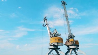 Endüstriyel makine çakıl boşaltıyor