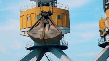 Ticari limandaki vinçlerden moloz yağıyor