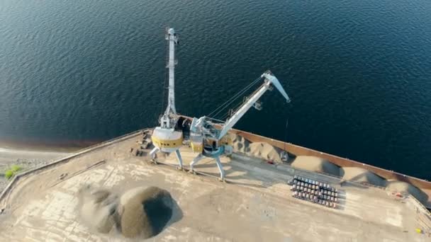 Puerto de carga con dos cargadoras transportadoras de escombros, grúas comerciales industriales trabajando . — Vídeos de Stock