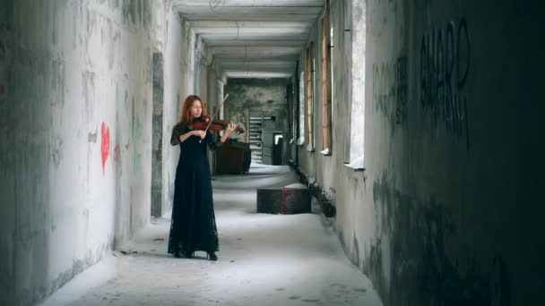 Corredor nevado encalhado com uma senhora tocando violino — Vídeo de Stock