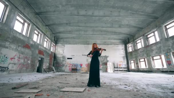 Salón descuidado con una violinista tocando el instrumento — Vídeos de Stock