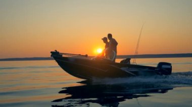 Bir teknede seyreden iki balıkçının yavaş çekim görüntüleri. Dostluk, en iyi arkadaş kavramı.