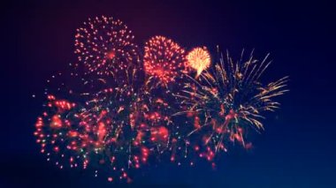 Mutlu yıllar konsepti. Havai fişekler karanlık gökyüzünü yayar.