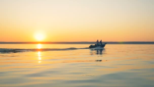 Paysage au lever du soleil avec un hors-bord flottant à travers le lac — Video