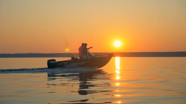 Güneş ışığındaki göl iki balıkçı tarafından geçiyor. — Stok video