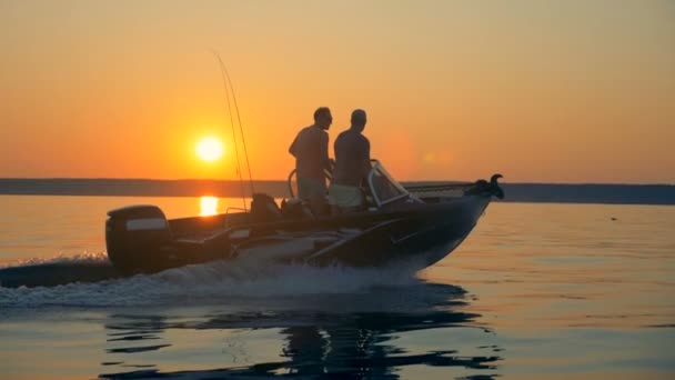 Två fiskare flyttar över soluppgången Waterscape på en speedboat — Stockvideo