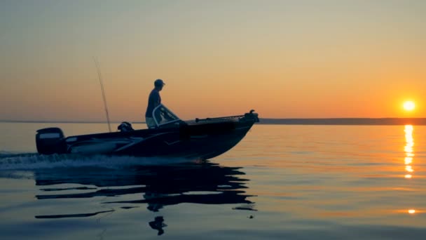 Proceso de navegación de una lancha rápida de pesca con dos hombres a bordo — Vídeos de Stock