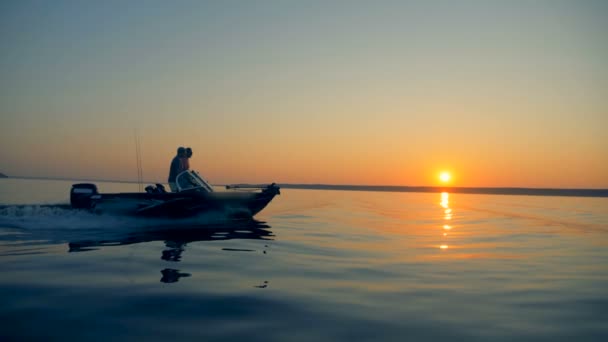 Processus flottant au ralenti de deux pêcheurs au lever du soleil — Video