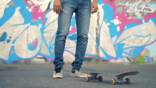 Skater mislukt. Een skateboarder flipt zijn Board om het te vangen, maar mist. — Stockvideo
