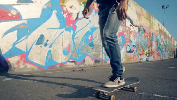 Jeune adolescent décontracté monte une planche à roulettes, gros plan . — Video