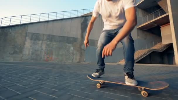 Bruslař padá z hrací desky. Školní skoky skáčou na skateboard a padá na silnici. — Stock video