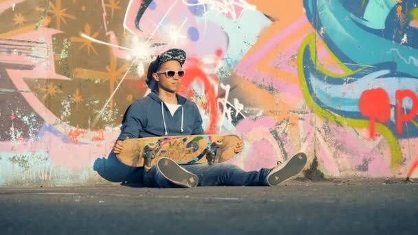 Arg skater kastar en skateboard, närbild. — Stockvideo