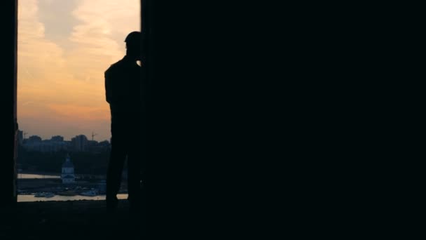 Arquitectos trabajando en un fondo de puesta de sol, de cerca . — Vídeos de Stock