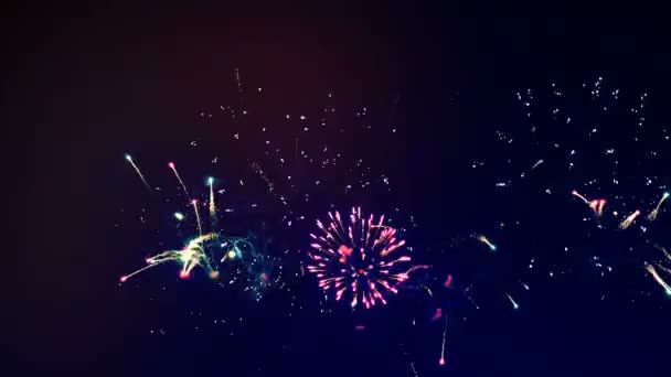 Des feux d'artifice multicolores explosent dans le ciel. Bonne année concept . — Video