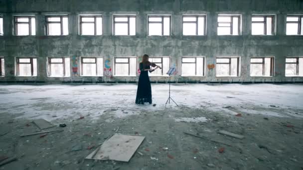 Edificio abandonado con una mujer tocando el violín — Vídeo de stock